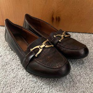 Pair of black and brown flats size 7.5